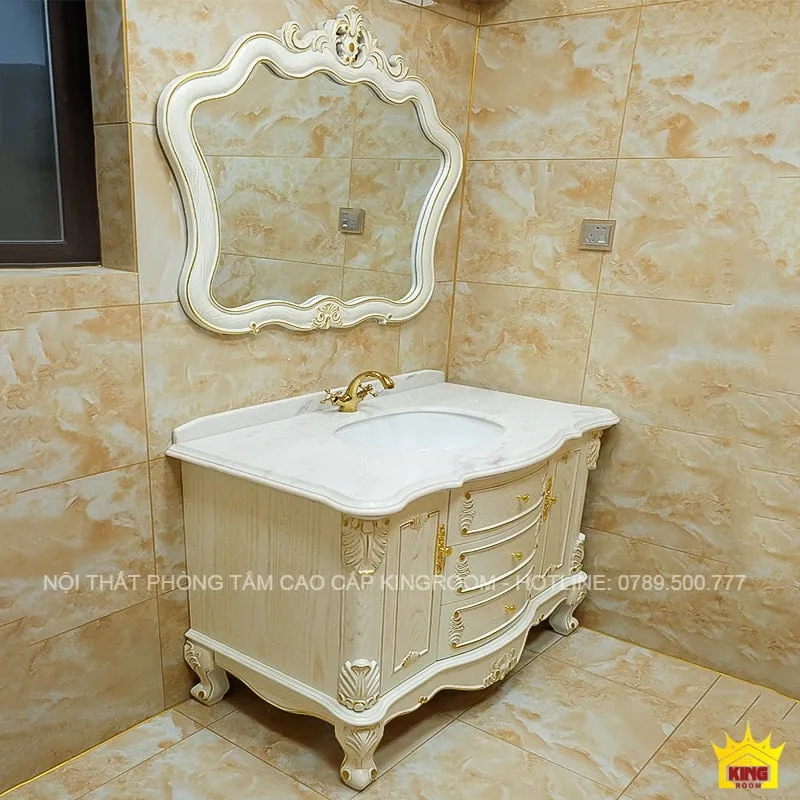 Tủ lavabo gỗ sồi tân cổ điển trong không gian phòng tắm sang trọng, ánh sáng ấm áp.