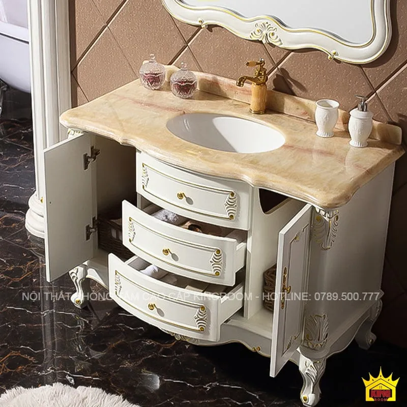 Tủ lavabo phòng tắm màu trắng với mặt đá cẩm thạch, phong cách tân cổ điển, chi tiết gỗ sồi.