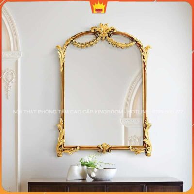 Gương cổ điển màu vàng đồng treo tường trên nền trắng, phản chiếu không gian yên tĩnh và thư giãn