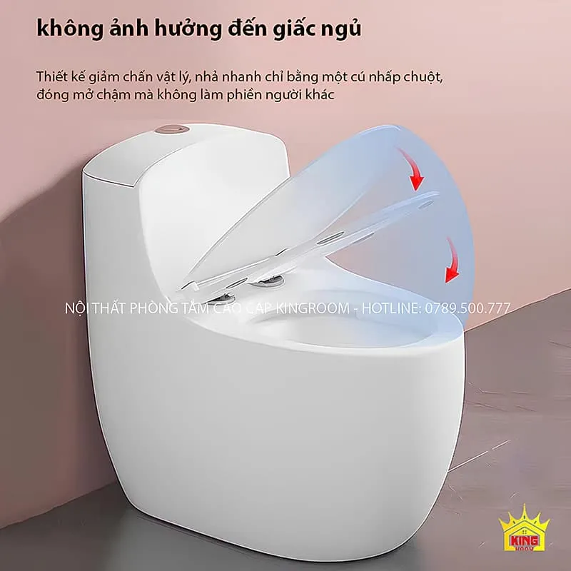 Nắp bồn cầu TM90 đang mở từ từ với mũi tên chỉ hướng, thiết kế không gây tiếng ồn.