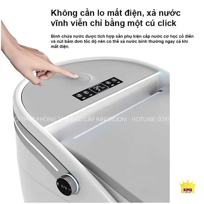 Sử dụng bấm nút xả nước trên bồn cầu thông minh KS5 với bảng điều khiển kỹ thuật số.