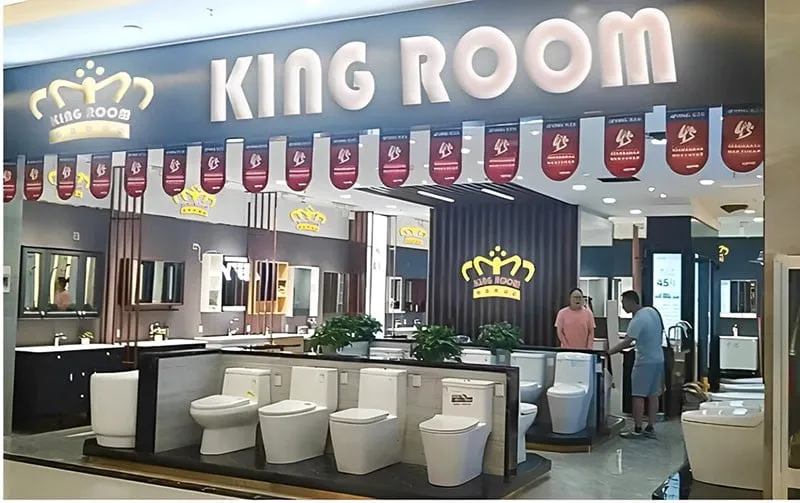 Gian hàng Kingroom trưng bày các mẫu bồn cầu trứng hiện đại trong một showroom sang trọng.