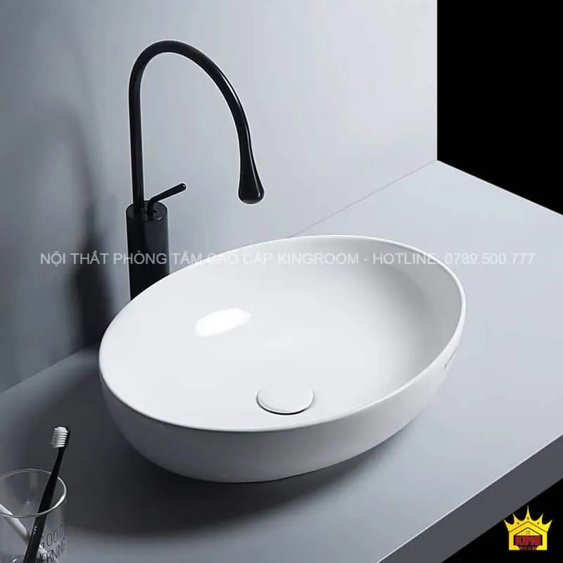 Lavabo gốm sứ trắng Aqua AS101 với vòi nước đen hiện đại.