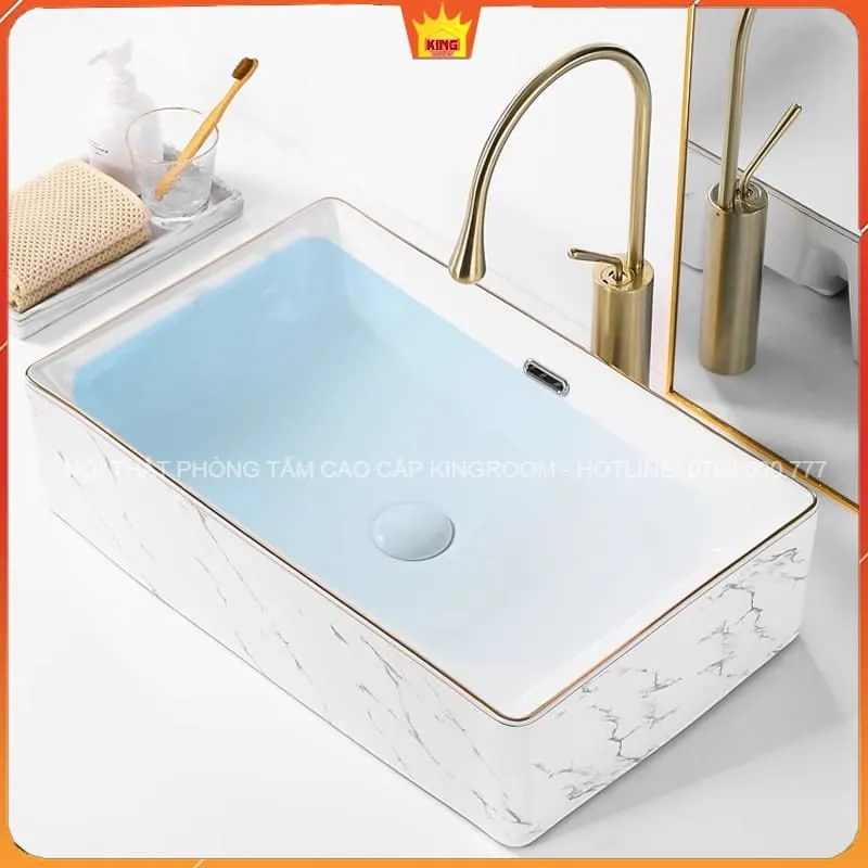 Lavabo Đặt Bàn Hình Chữ Nhật Aqua HH8, thiết kế hiện đại với vòi nước màu vàng.