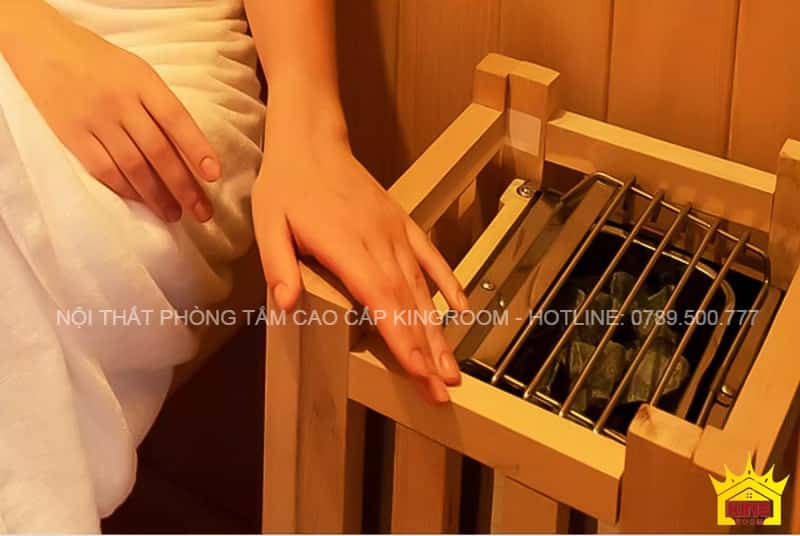 Nhỏ lượng nước, tinh dầu thơm lên đá sauna