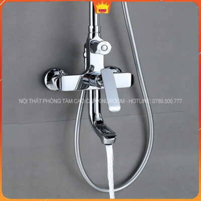 Vòi sen và tay gạt điều chỉnh nước đang hoạt động.