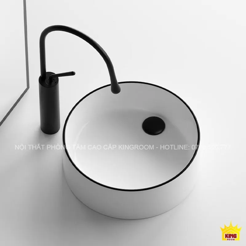 Lavabo Tròn Đặt Bàn Aqua SF6 với thiết kế viền đen và vòi nước đen.