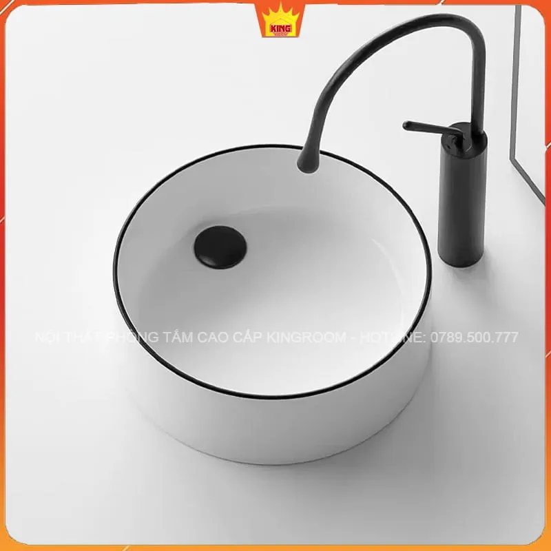 Lavabo Tròn Đặt Bàn Aqua SF6 với vòi nước màu đen và viền đen nổi bật.