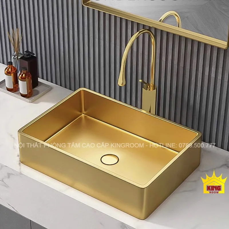 Lavabo Inox Đặt Bàn Aqua NS62 màu vàng chải, lắp đặt trên bàn đá cẩm thạch trắng.