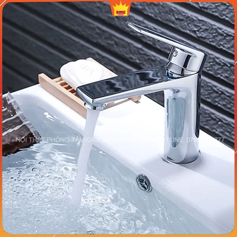 Vòi Lavabo Nóng Lạnh Aqua A50 được lắp đặt trên bồn rửa, nước chảy mạnh mẽ.