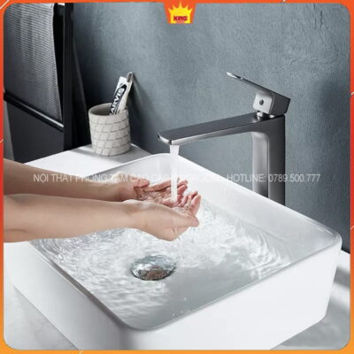 Vòi Lavabo Nóng Lạnh Màu Xám Aqua VD30 mang lại trải nghiệm rửa tay thoải mái và tiện lợi.