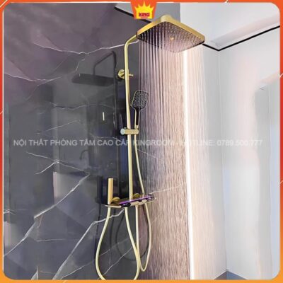 Vòi sen tắm mạ vàng Aqua DS50 đang hoạt động với dòng nước mạnh mẽ và đều.