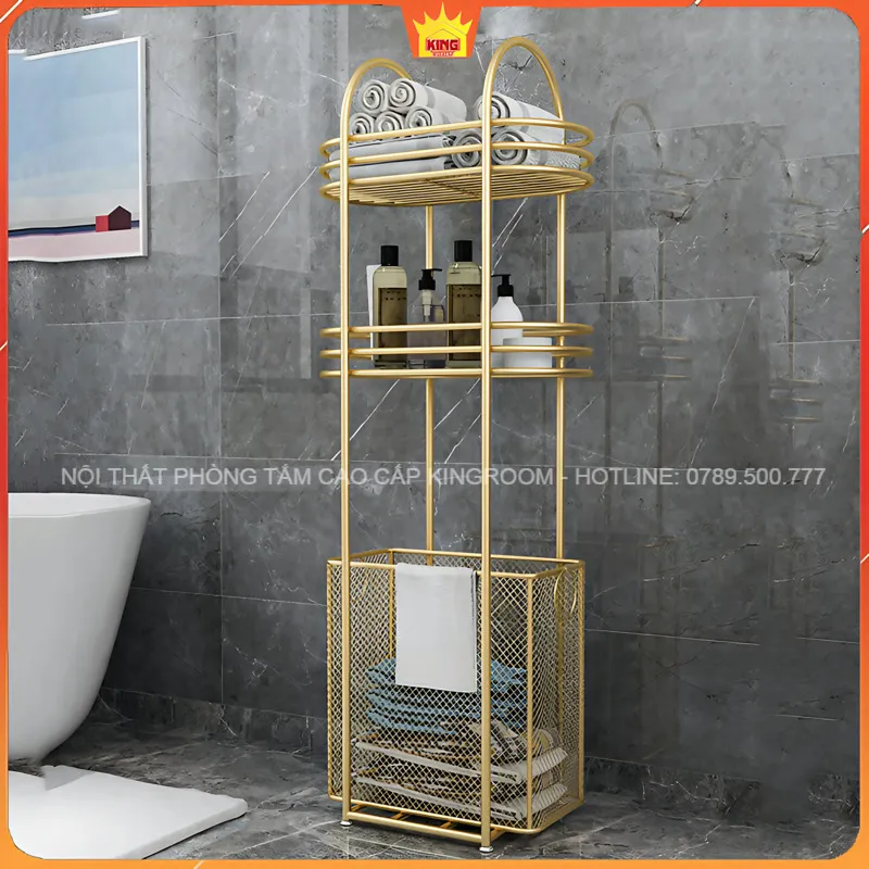 Kệ nhà tắm Aqua DA50 đặt trong phòng tắm, có sọt đựng đồ bẩn và 3 tầng đựng đồ tiện lợi.