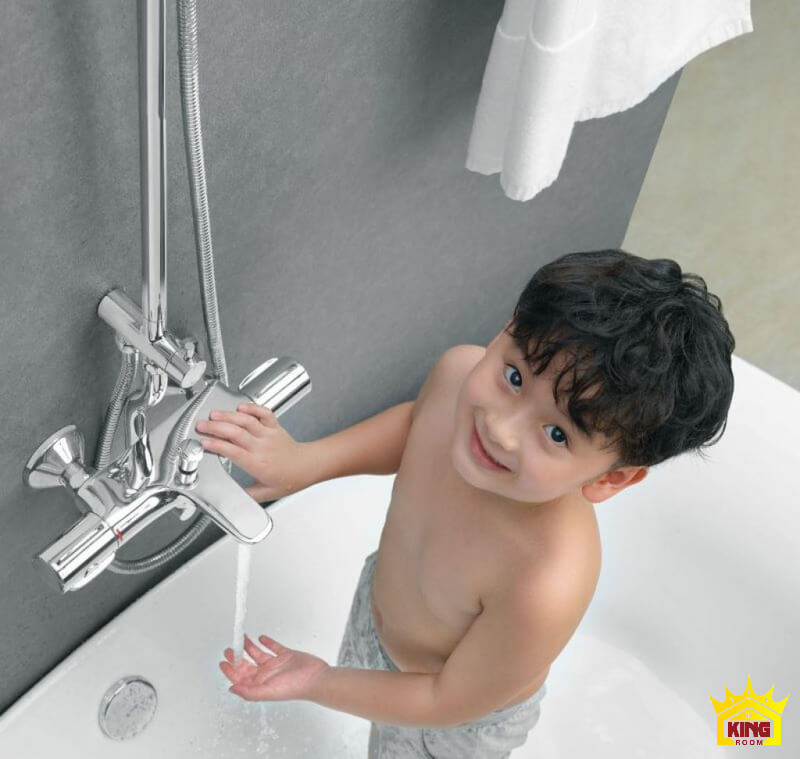 Quy trình tắm vòi sen cho trẻ nhỏ