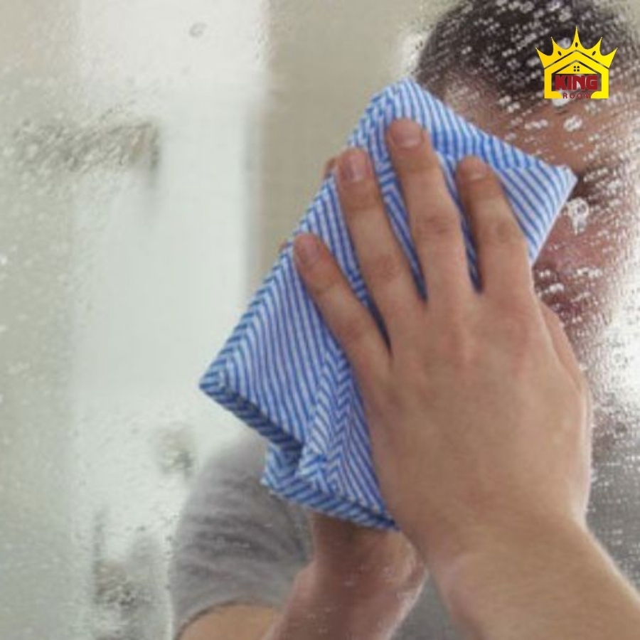 Làm sạch gương bằng giấm trắng