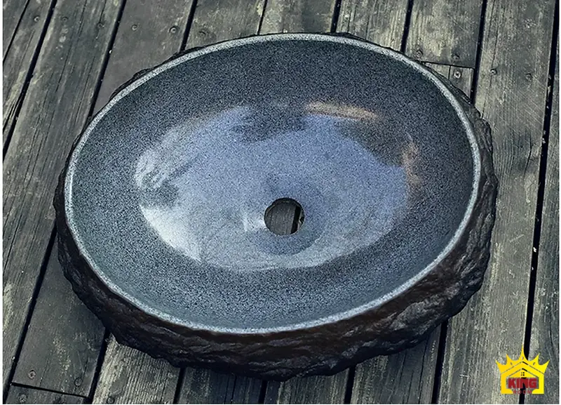 Góc nhìn từ trên của lòng chậu đá cuội Lòng chậu lavabo đá cuội xám đen nhìn từ trên với lỗ thoát nước ở giữa