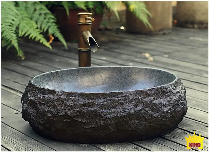 Lavabo đá cuội trong không gian vật liệu mộc Lavabo đá cuội oval xám đen kết hợp mặt gỗ và cây xanh