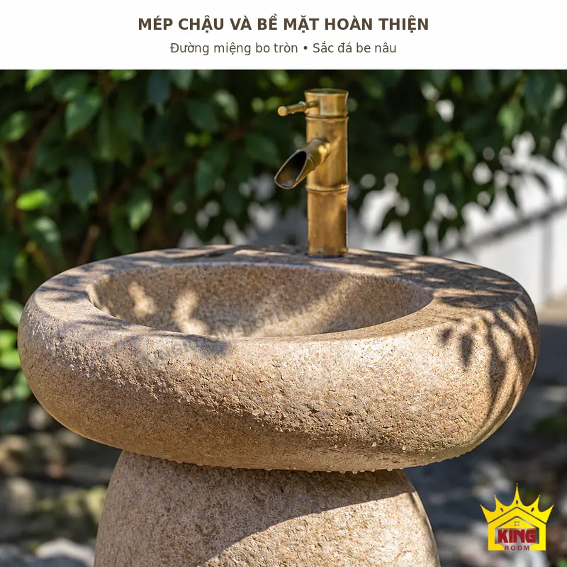 Chi tiết mép và bề mặt chậu đá Mép bo dày và bề mặt be nâu của lavabo đá cuội tự nhiên quanh lòng rửa và chân vòi