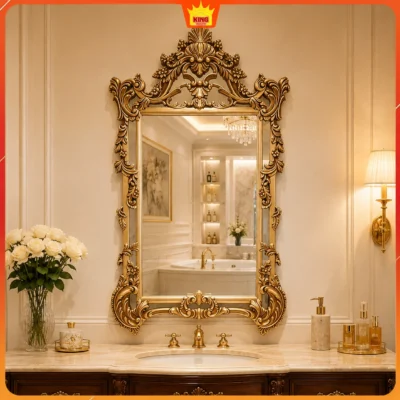 Gương cổ điển khung vàng đồng phía trên lavabo và vòi vàng