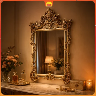 Khung gương vàng đồng trong góc nội thất có ánh sáng ấm