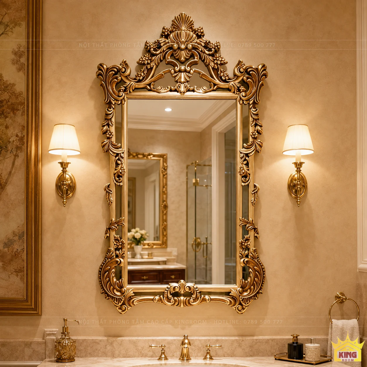 Gương khung vàng đồng đặt giữa hai đèn ở khu lavabo Gương khung vàng đồng đặt giữa hai đèn ở khu lavabo