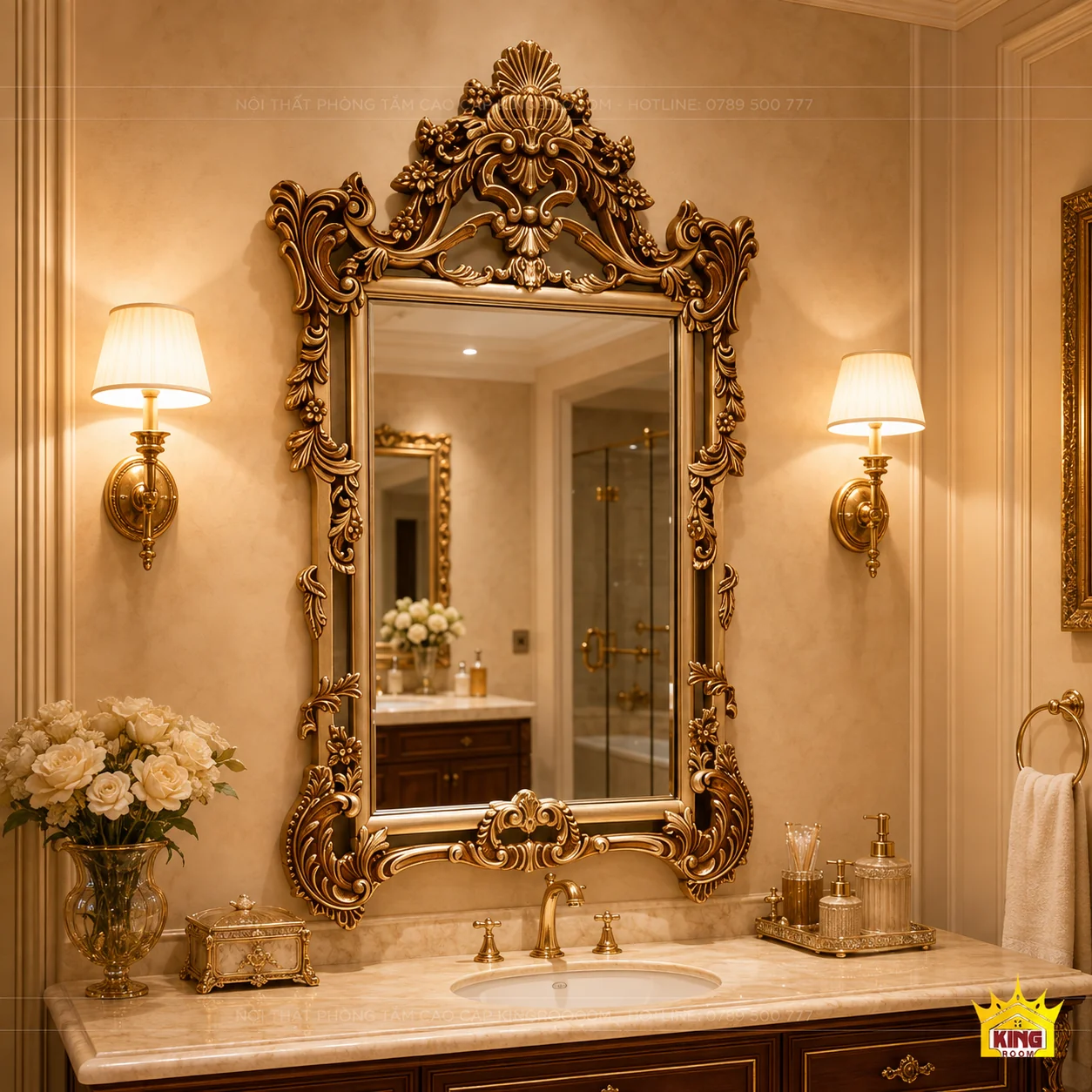 Gương khung vàng đồng treo giữa cặp đèn tường ở lavabo Gương khung vàng đồng treo giữa cặp đèn tường ở lavabo