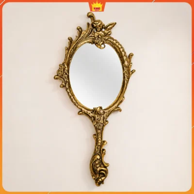 Gương oval cổ điển màu vàng đồng với hoa văn nổi và phần đuôi khung kéo dài