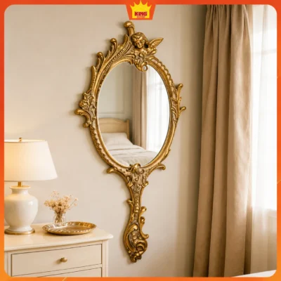Gương cổ điển oval có đuôi hoa văn dài cạnh bàn đầu giường và rèm nâu