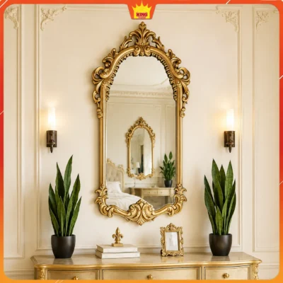 Gương cổ điển khung vàng đồng trên bàn trang điểm sáng
