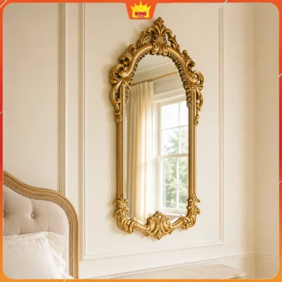 Gương treo tường vàng đồng cạnh giường và cửa sổ