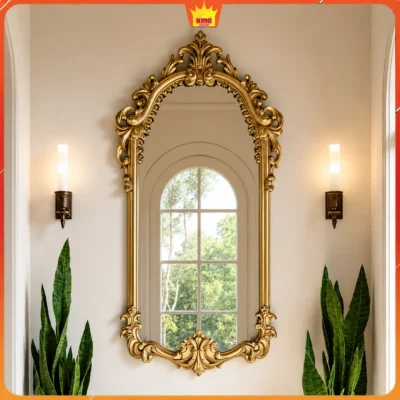 Gương cổ điển khung vàng đồng trên tường giữa hai đèn