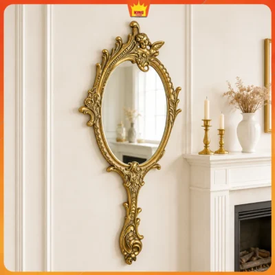 Gương oval khung vàng đồng treo cạnh lò sưởi trắng và cặp chân nến