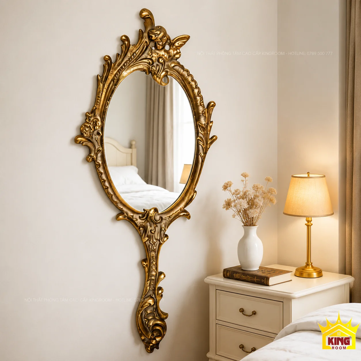 Phối gương oval vàng đồng với bàn đầu giường Gương oval cổ điển trên tường phòng ngủ cạnh đèn bàn và bình hoa khô