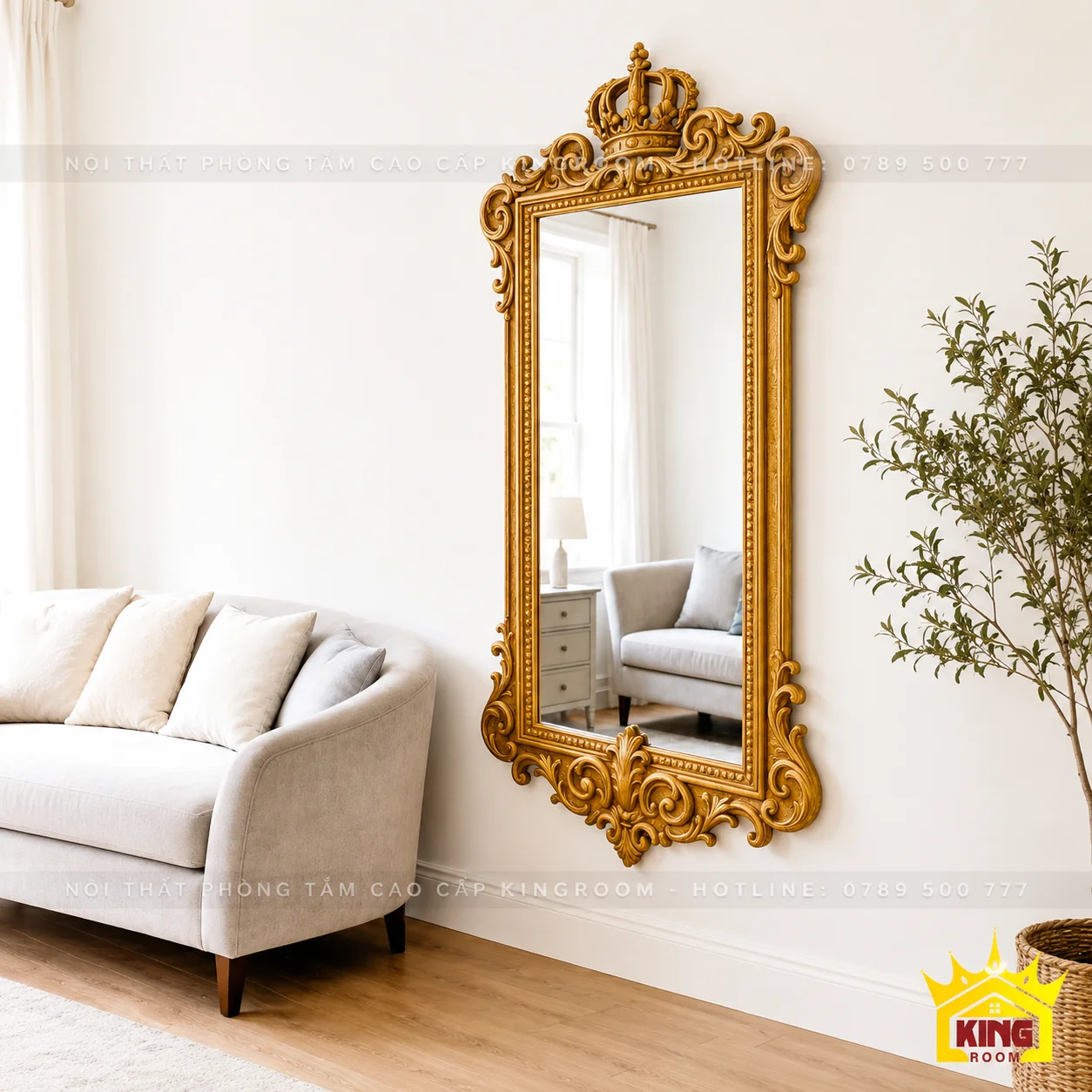 Gương chữ nhật vàng treo cạnh sofa sáng và cây xanh Gương chữ nhật vàng treo cạnh sofa sáng và cây xanh