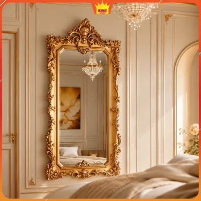Gương dáng đứng khung vàng treo cạnh giường và rèm sáng