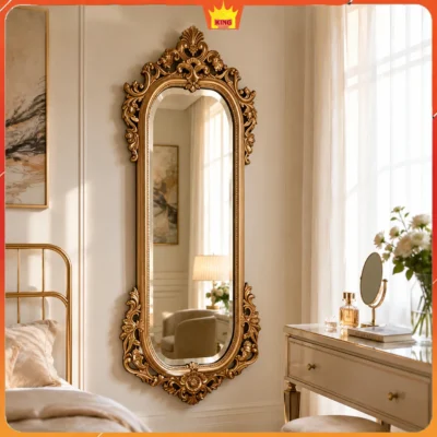 Gương vòm vàng đồng trên tường cạnh bàn trang điểm