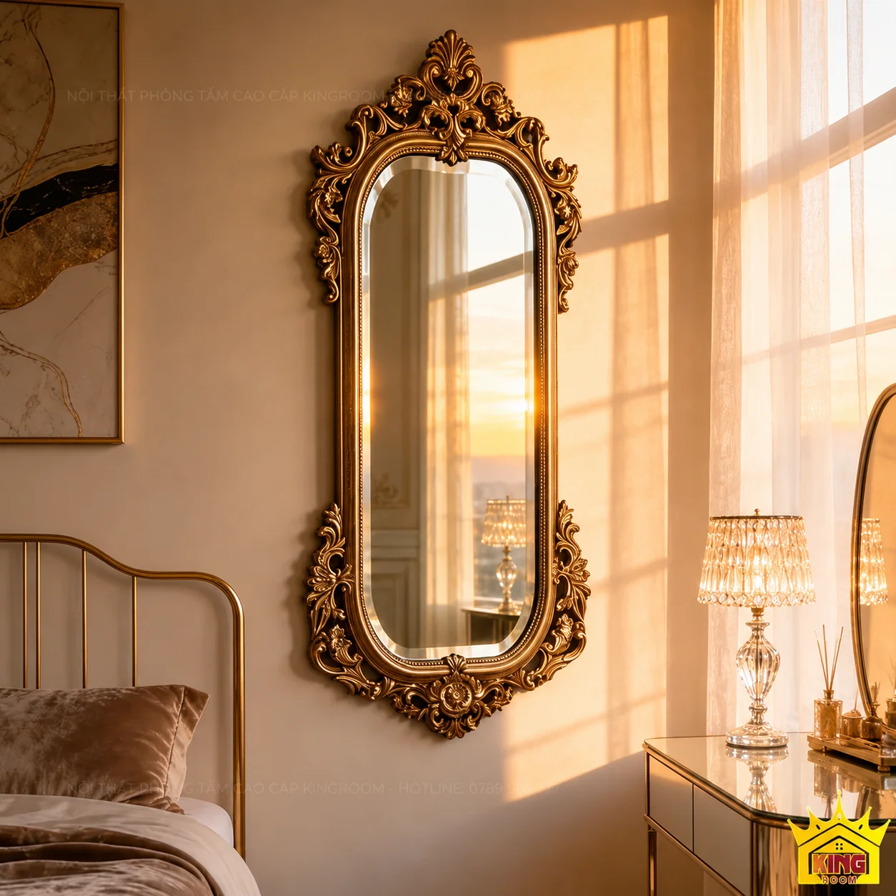 Gương khung vàng đồng hai đầu cong trong ánh nắng chiều Gương khung vàng đồng hai đầu cong trong ánh nắng chiều