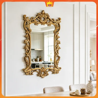 Gương viền uốn cổ điển treo cạnh sofa và bàn tròn