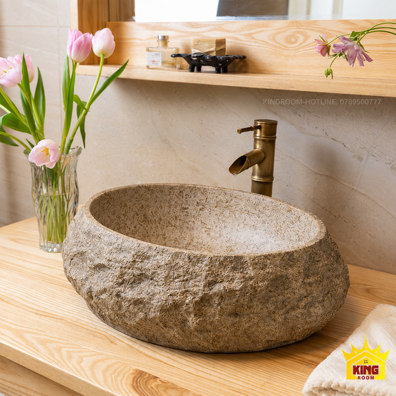 Góc chéo lavabo composite giả đá cuội oval trên mặt bàn gỗ sáng màu