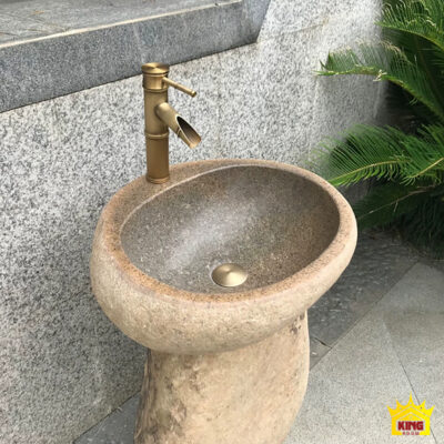 Góc từ trên của chậu be và vị trí vòi phía sau miệng