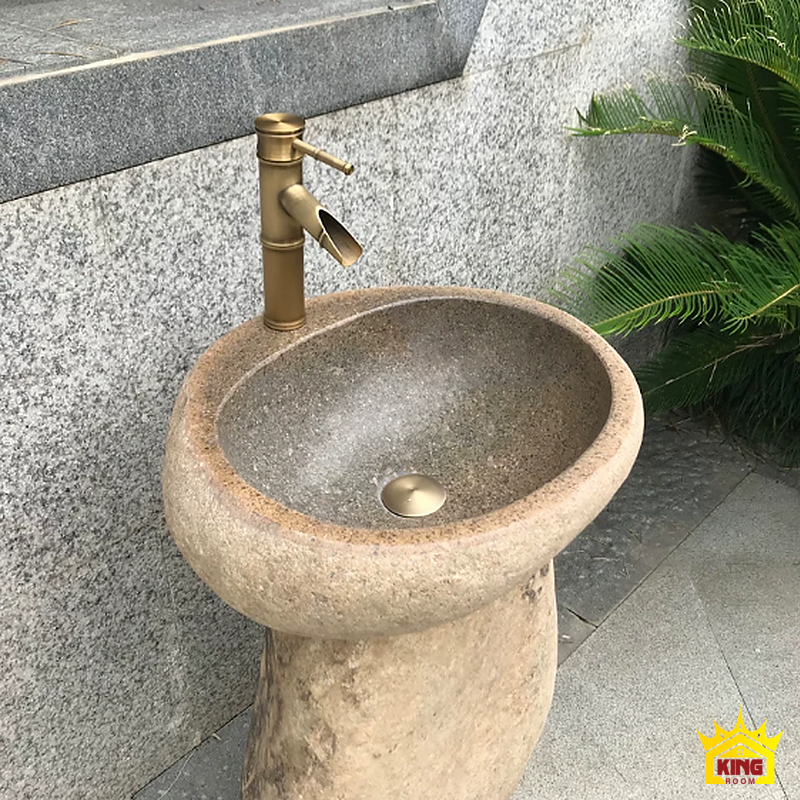 Góc từ trên của chậu be và vị trí vòi phía sau miệng