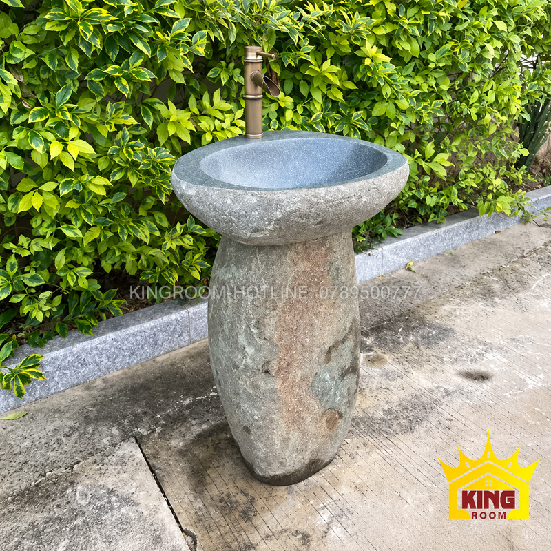 Chậu lavabo đá cuội lòng xám đặt trên chân đế đá mộc ngoài trời
