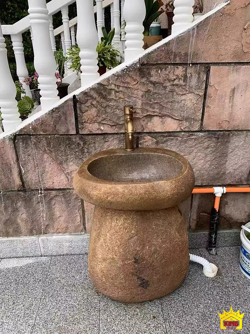 Lavabo đá cuội chân trụ – Chậu chân trụ tông vàng nâu kê sát tường trong không gian hiên Chậu chân trụ tông vàng nâu kê sát tường trong không gian hiên