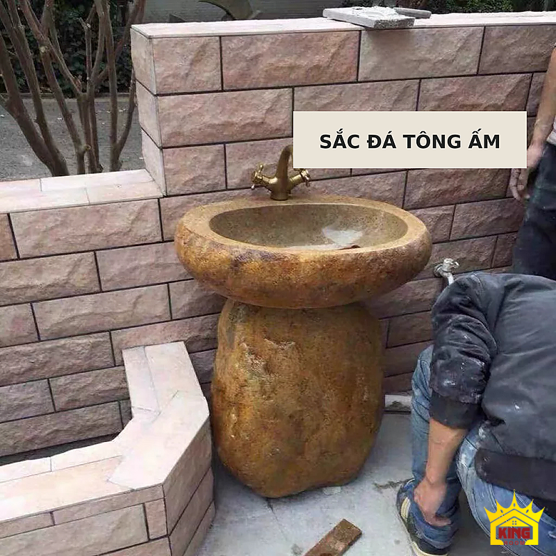 Lavabo đá cuội chân trụ – Sắc đá tông ấm của bộ chậu chân trụ nhìn ở góc ngoài trời Sắc đá tông ấm của bộ chậu chân trụ nhìn ở góc ngoài trời