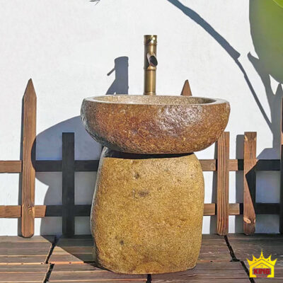 Bộ chậu tông vàng nâu kê trên sàn gỗ cạnh tường sáng
