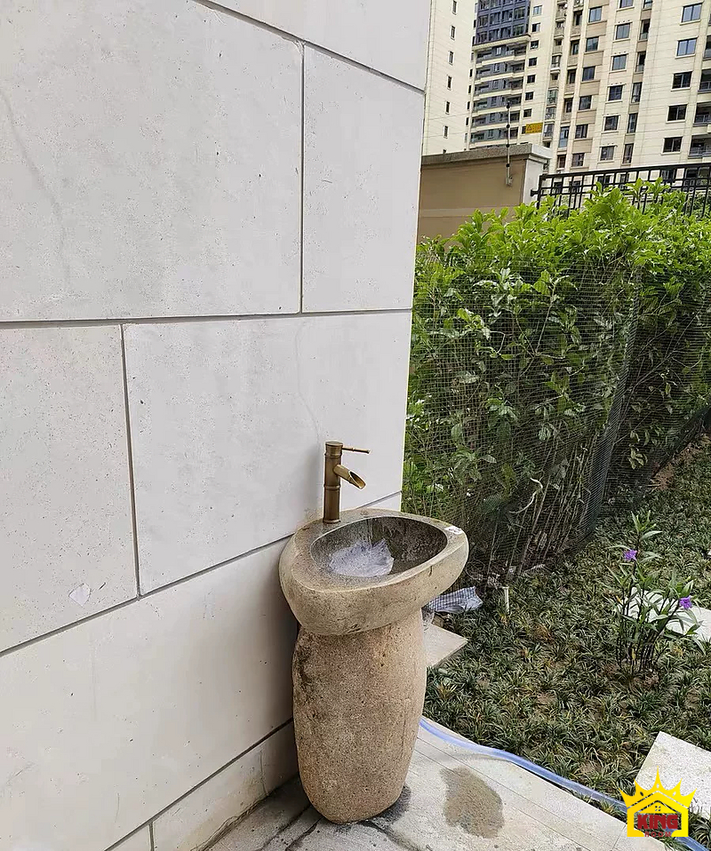 Lavabo đá cuội chân trụ – Góc kê chậu chân trụ sát tường ngoài hiên, có cây xanh bên cạnh Góc kê chậu chân trụ sát tường ngoài hiên, có cây xanh bên cạnh