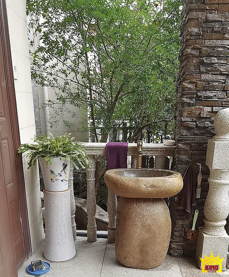 Lavabo đá cuội chân trụ – Bộ chậu đá tông vàng đặt cạnh cửa và các chậu cây Bộ chậu đá tông vàng đặt cạnh cửa và các chậu cây