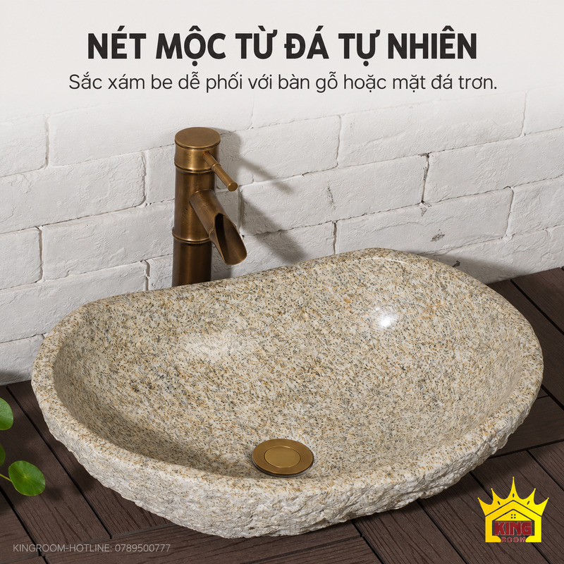 Góc chéo chậu lavabo đá cuội granite xám be trên bàn gỗ trước tường gạch trắng