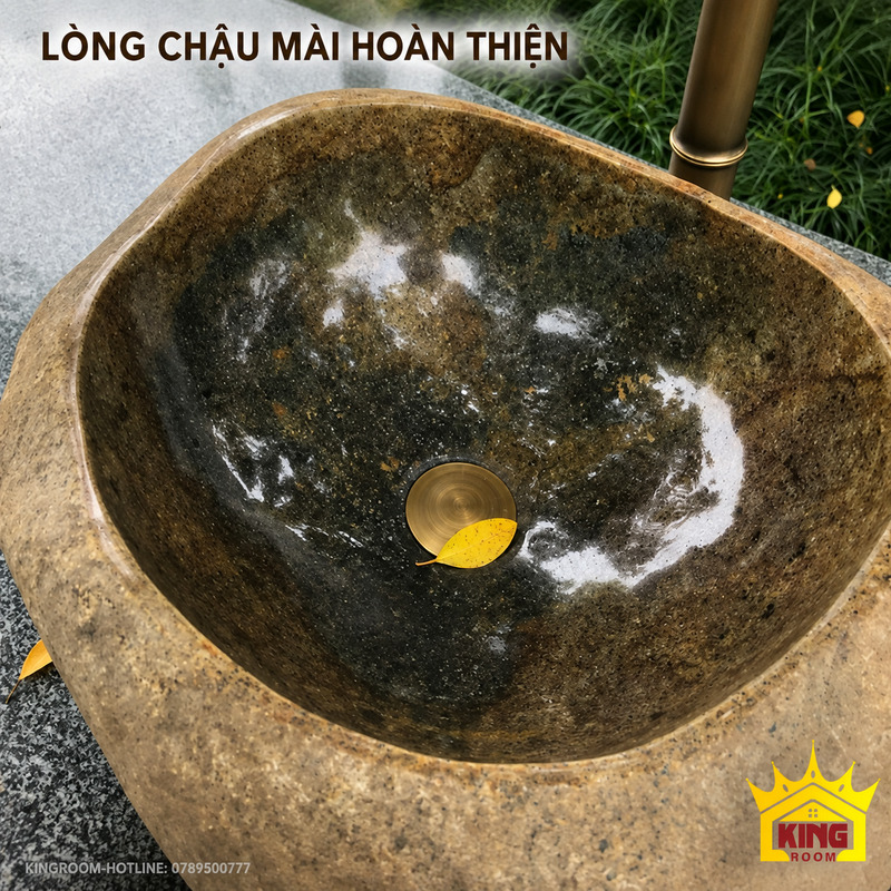 Cận cảnh lòng chậu đá cuội nâu mộc mài nhẵn với nắp xả tông đồng và lá vàng