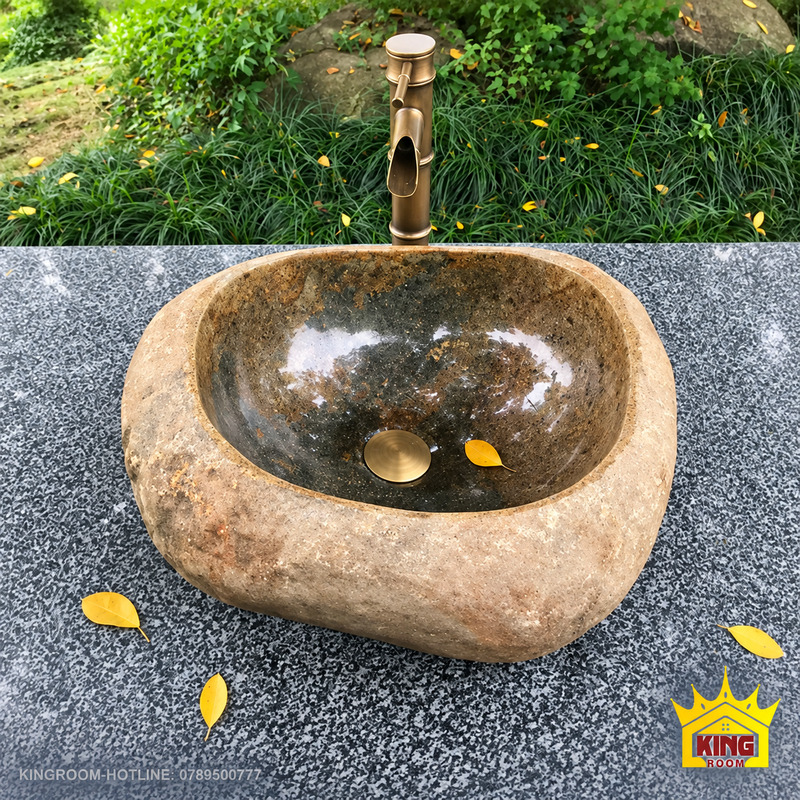 Chậu lavabo đá cuội tự nhiên nâu mộc nhìn chính diện, vòi tông đồng đặt phía sau